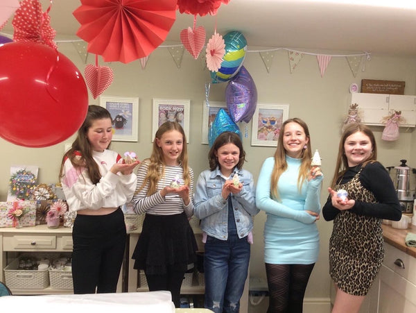 Teenagers Alice in wonderland papercraft party with party food